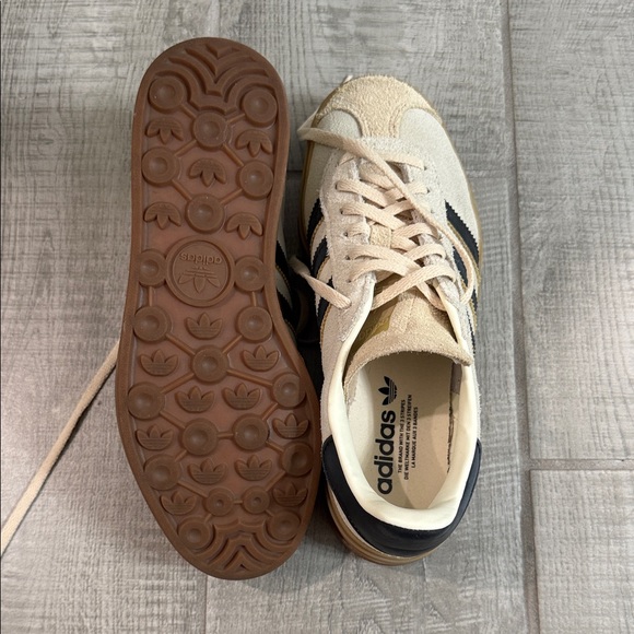 adidas Gazelle women’s Sneakers in Cream with Black Stripes and Gum Sole size 8 - Picture 3 of 7